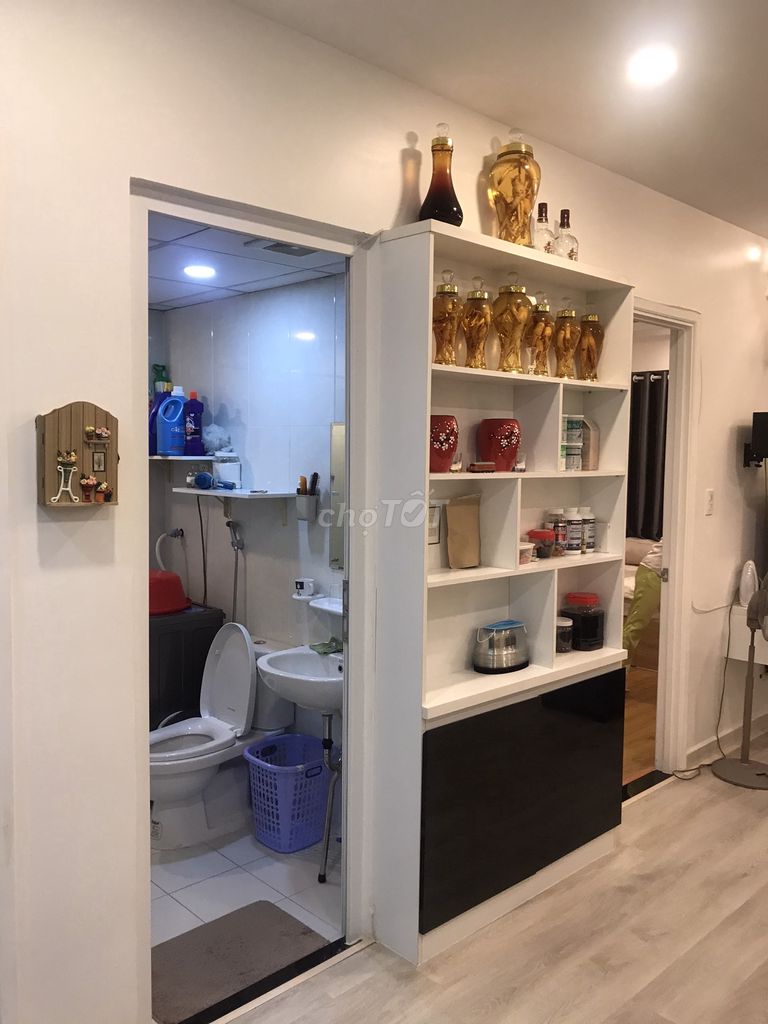 Bán căn 2 phòng 65m2 sổ hồng giá 2 tỷ